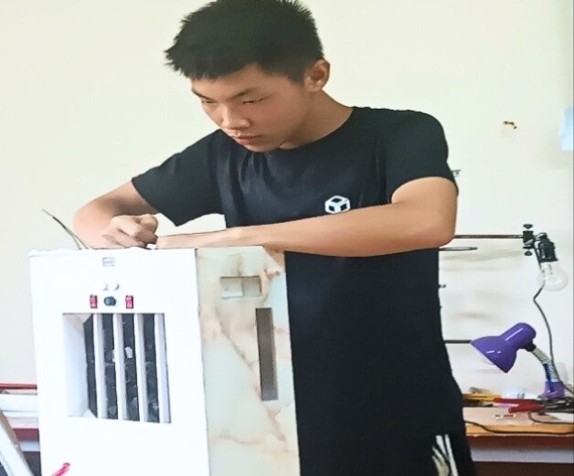 Tuấn Anh trong quá trình hoàn thiện sản phẩm. 7883c0f1-81c4-4c2e-acf0-016b5c0f1f53-674.jpg
