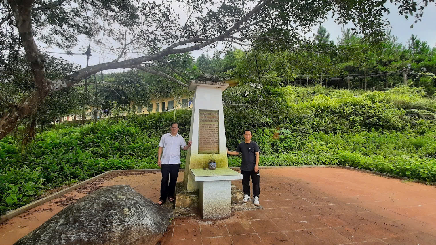 Hai tác giả tại di tích Nha Nghiên cứu kỹ thuật ở Phja Khao, xã Bản Thi, huyện Chợ Đồn, nơi Tổng Chỉ huy Võ Nguyên Giáp từng đến đây vào tháng 12/1947 như hồi ký của Đại tướng từng viết: “Nghe báo cáo, tôi lại nhớ đến chuyến tôi đi thăm Nha Nghiên cứu kỹ thuật vào tháng 12 năm 1947 tại Khe Khao (Phja Khao, xã Bản Thi, huyện Chợ Đồn -TG). Đây là một ngọn núi cao, từ Bản Thi còn phải đi 7 kilômét đường núi mới tới. Đến thăm anh em, tôi muốn biểu lộ sự quan tâm của Trung ương, của Bộ Quốc phòng và Quân ủy Trung ương đối với một cơ quan nghiên cứu khoa học kĩ thuật đầu tiên của quân đội và của đất nước, đối với đội ngũ trí thức trẻ mà lúc bấy giờ tôi vẫn gọi vui là “les étudiants Quân giới”. Đa số anh em vừa rời ghế nhà trường, hăng hái đi theo tiếng gọi của Tổ quốc đi vào cuộc kháng chiến trường kỳ. Từ cái nôi khoa học kĩ thuật này nhiều đồng chí đã trưởng thành, sau này đã trở thành những cán bộ khoa học, kĩ thuật chủ chốt của quân đội và của Nhà nước” . z5800107499573_b1ff3c2dc8c067e32bbb3156cab050ef.jpg