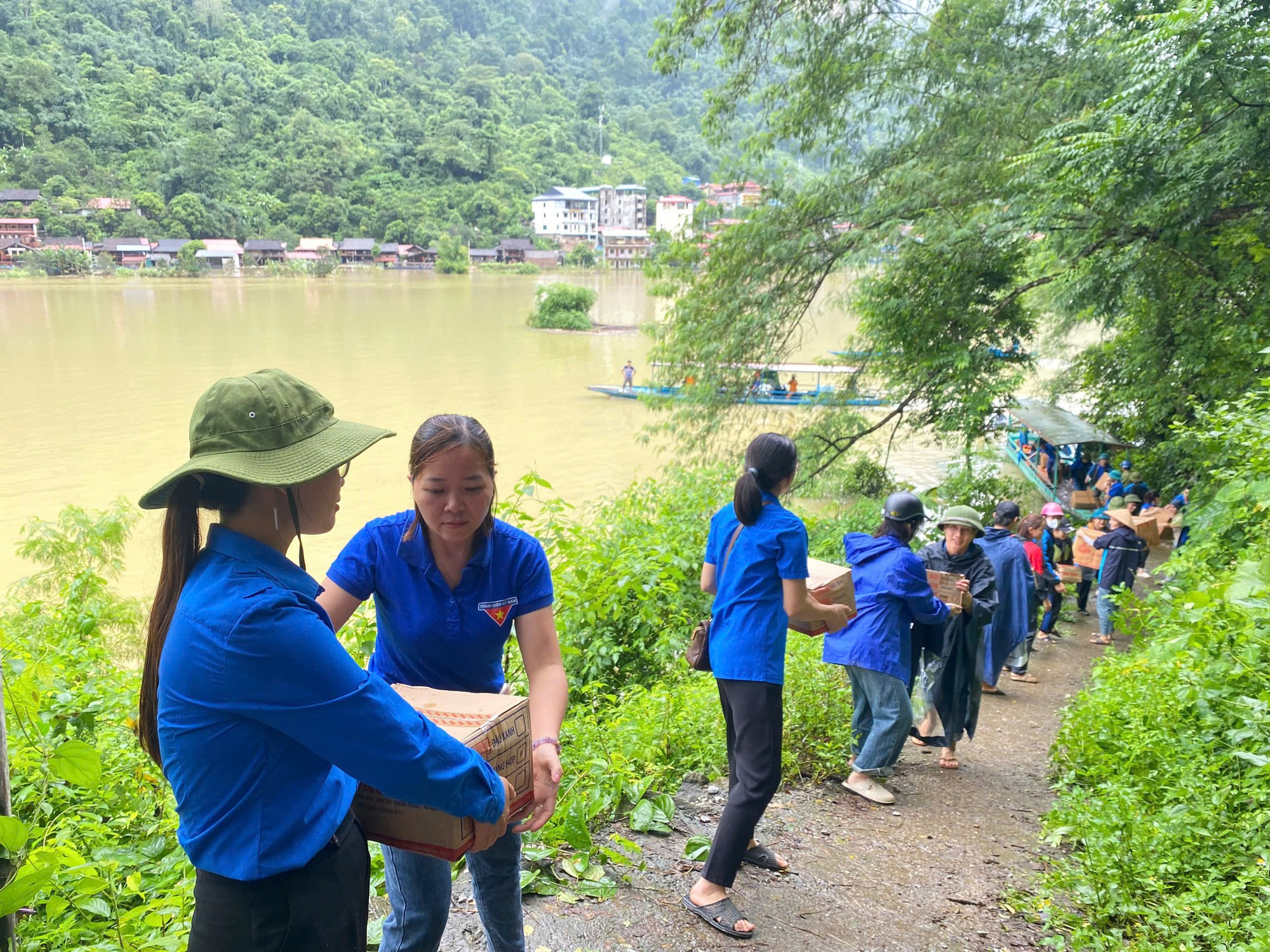 Đoàn viên thanh niên vận chuyển nhu yếu phẩm hỗ trợ người dân xã Nam Mẫu (Ba Bể). 459297044_1229009735092465_3530543387984365588_n.jpg