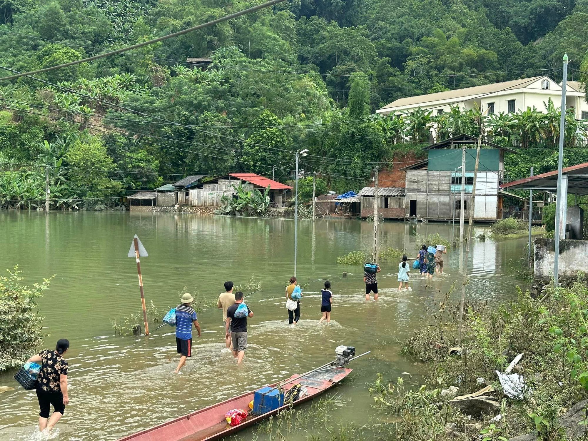 Nước đã rút nhưng cuộc sống người dân vẫn còn nhiều khó khăn. 459412325_3338754659589979_6521222729206014289_n.jpg