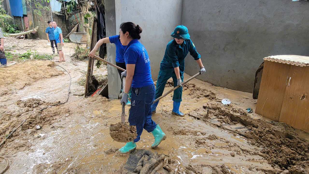 Đoàn viên, thanh niên và lực lượng dân quân tự vệ hỗ trợ nhà dân dọn bùn đất. 459258294_1557434508480314_2007750433010167744_n.jpg