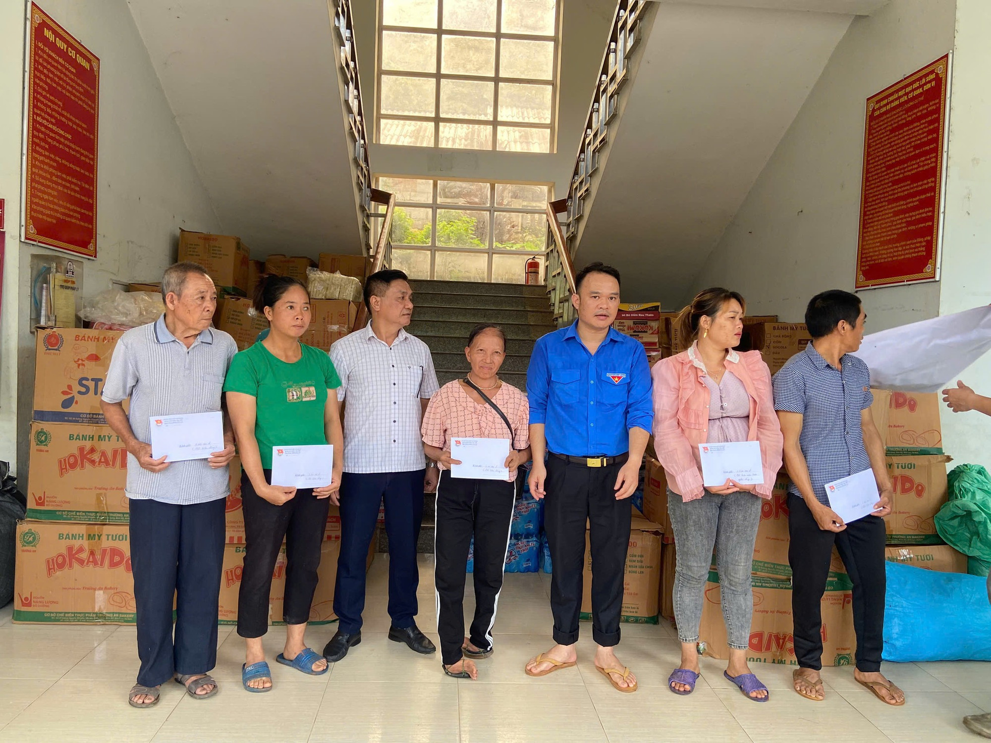 Đại diện Huyện đoàn Ba Bể trao tiền và nhu yếu phẩm cho các hộ dân có nhà bị vùi lấp hoàn toàn ở xã Quảng Khê. 459032939_1229031915090247_5104535974593964860_n.jpg