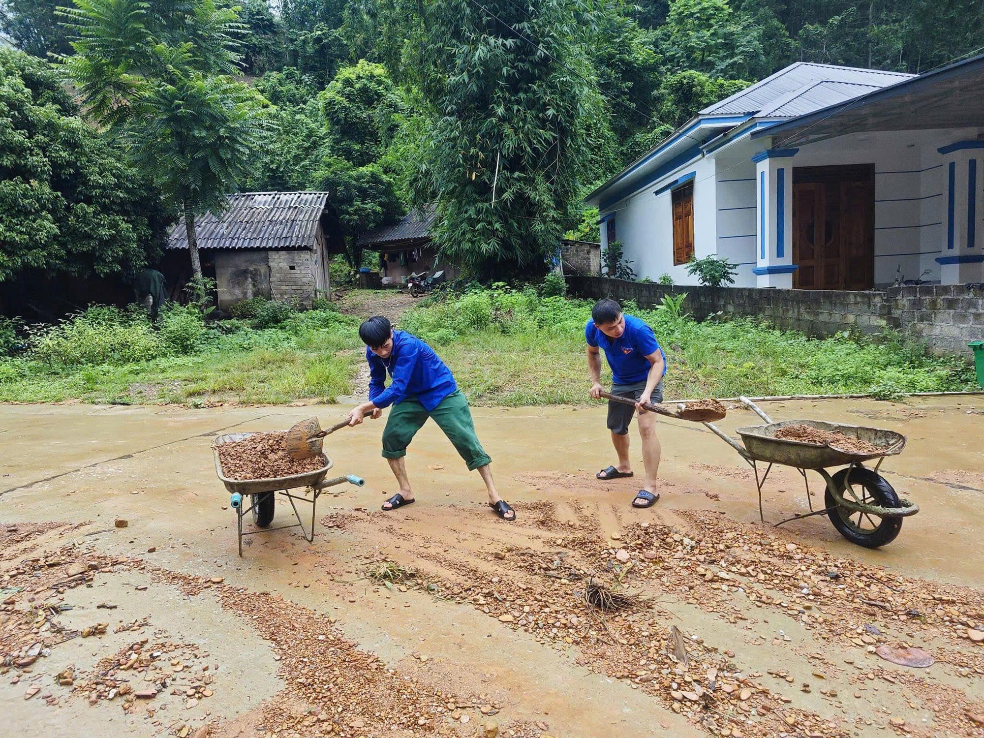 Sau lũ các tuyến đường nhiều bùn đất ảnh hưởng việc đi lại của người dân. 459002039_3640805289398379_5448039461074233327_n.jpg