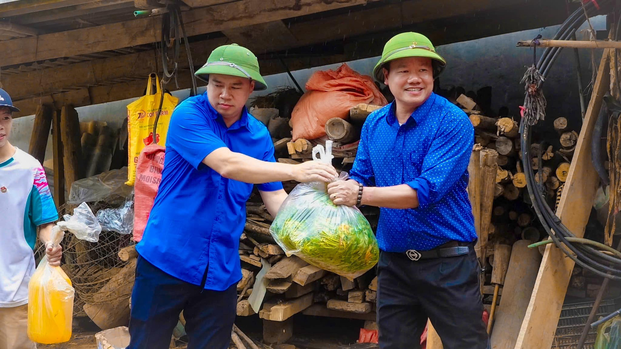 Anh Nguyễn Văn Nam, Chủ tịch Hội Doanh nhân trẻ tỉnh Bắc Kạn hỗ trợ vận chuyển nhu yếu phẩm cho bà con vùng lũ. 459121975_1107156728077411_3962556907561350166_n.jpg