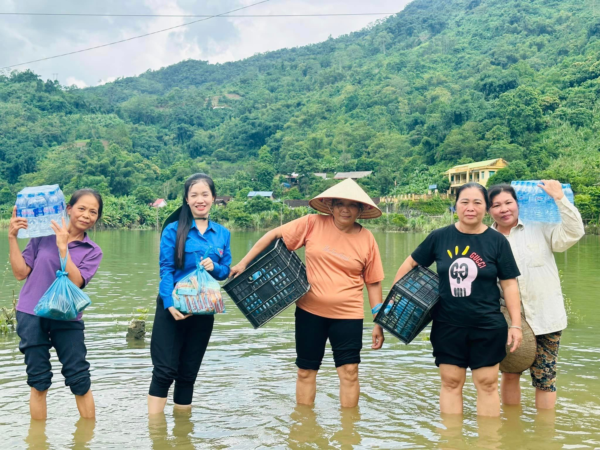 Chị Hoàng Hải Hà, Phó Bí thư Tỉnh đoàn tặng nhu yếu phẩm cho người dân huyện Ba Bể. 459074241_3338754049590040_1695940667579611807_n.jpg
