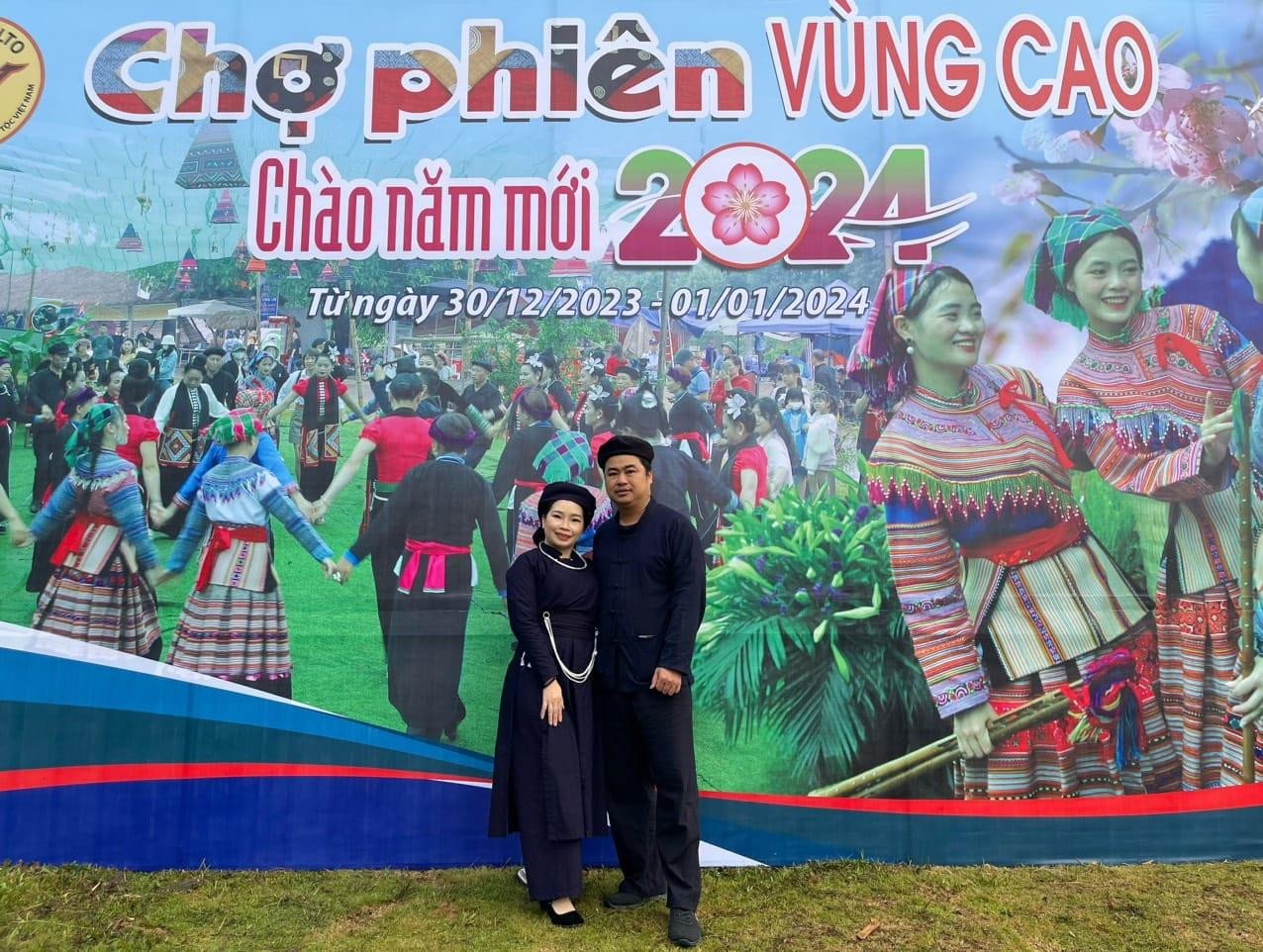 Anh Nông Quang Hảo luôn đồng hành cùng chị Mã Thị Dạy tại các chương trình giao lưu nghệ thuật hát Then, đàn Tính. 444904451_1162009401806299_6503116137590388663_n.jpg