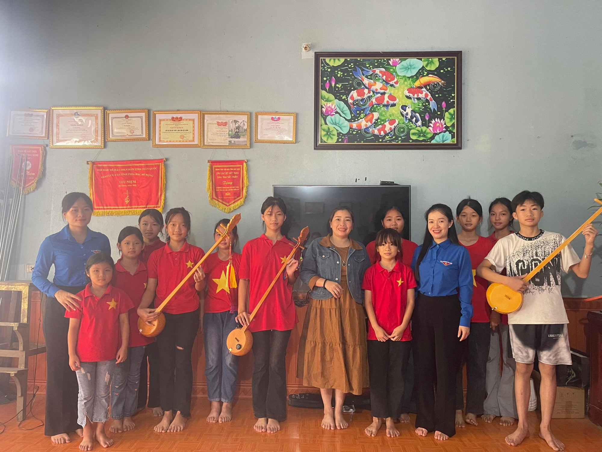 Hè năm nay, chị Mã Thị Dạy tranh thủ mở lớp dạy đàn Tính cho các em nhỏ trong thôn Bản Luông, xã Mỹ Thanh. z5575274596306_c76536d6c0e914b566b0e57d1cc23b8b.jpg