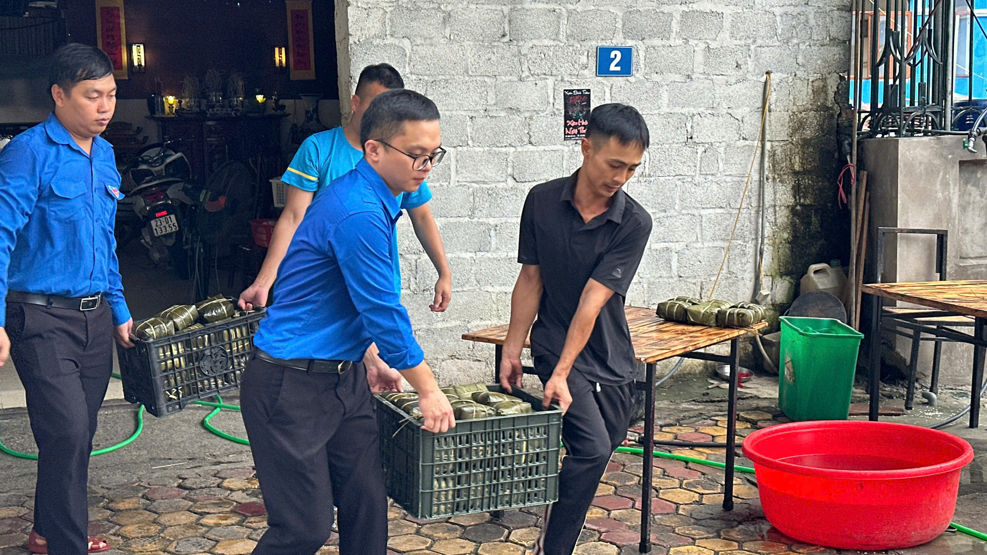 Những chiếc bánh chưng nóng sẽ được gửi đến người dân vùng lũ ở xã Nam Cường. z5823471549609_fc0bab91e1458a6876e9d8eee9e196b4.jpg