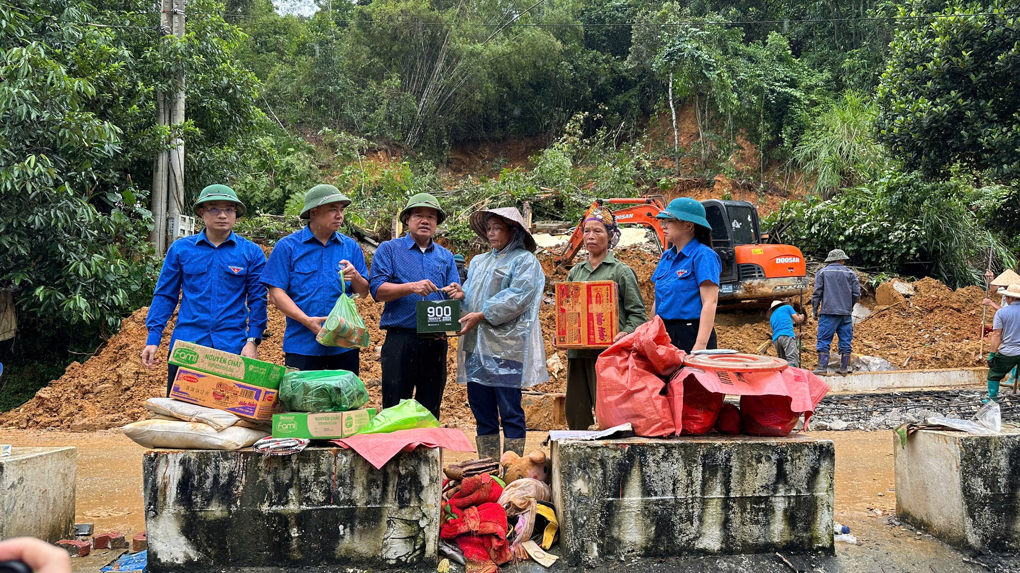Đoàn thăm hỏi và tặng quà gia đình bà Đồng Thị Thắng ở thôn Nà Cà, xã Quảng Bạch (Chợ Đồn) bị đất sạt lở lấp ngôi nhà ở xã Quảng Bạch. z5823471508279_20c440cc850f0dff2467a8e61afab1d8.jpg