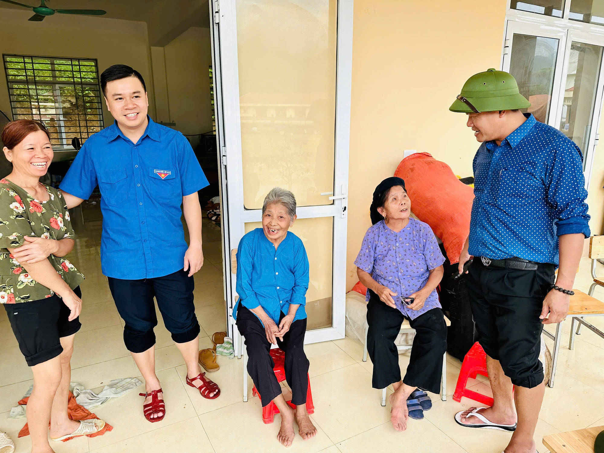 Anh Triệu Tiến Trình, Bí thư Tỉnh đoàn cùng anh Nguyễn Văn Nam, Chủ tịch Hội Doanh nhân trẻ tỉnh Bắc Kạn động viên người dân xã Nam Cường cố gắng vượt qua khó khăn. z5820514132778_4733e38b3889408afcb5ab8c1a0dc4d8.jpg