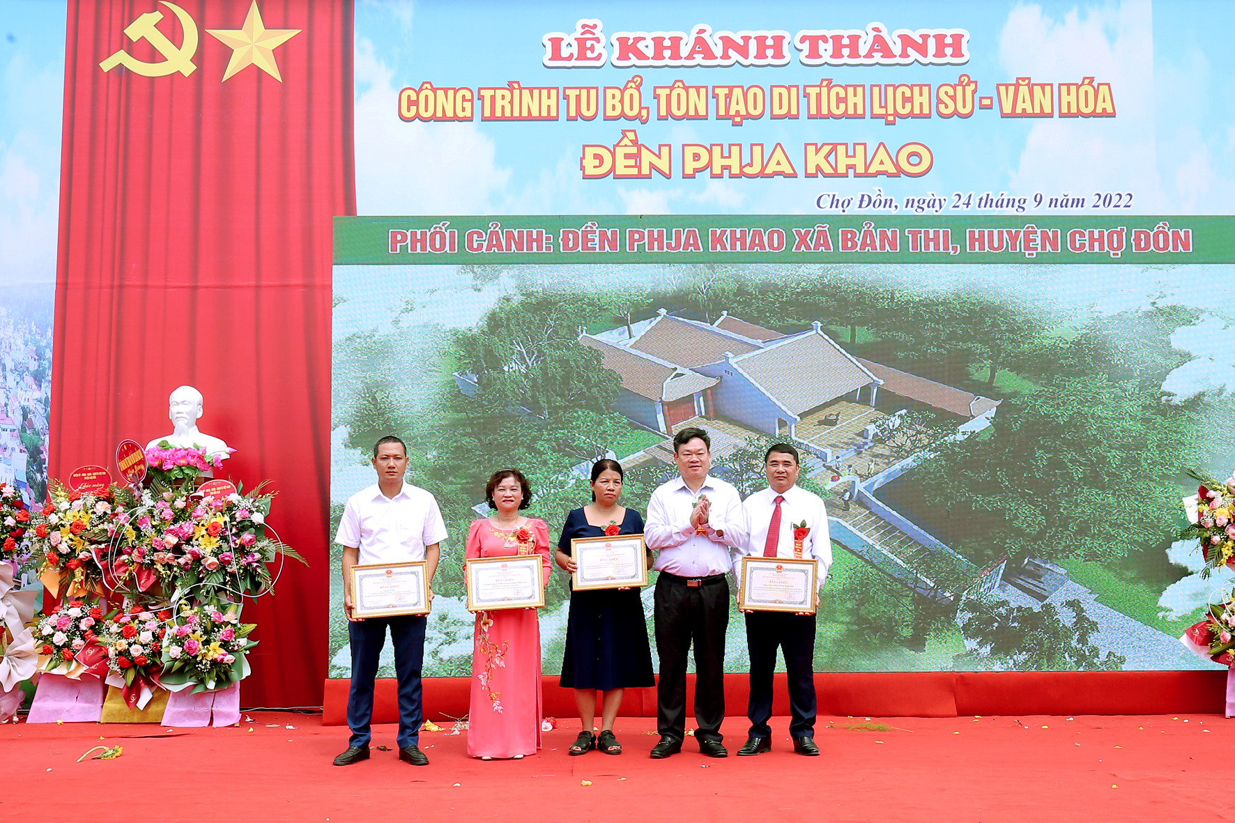 Bí thư Tỉnh ủy Hoàng Duy Chinh thay mặt lãnh đạo tỉnh trao Bằng khen cho các tập thể, cá nhân có đóng góp tích cực trong việc tôn tạo, xây dựng đền Phja Khao.