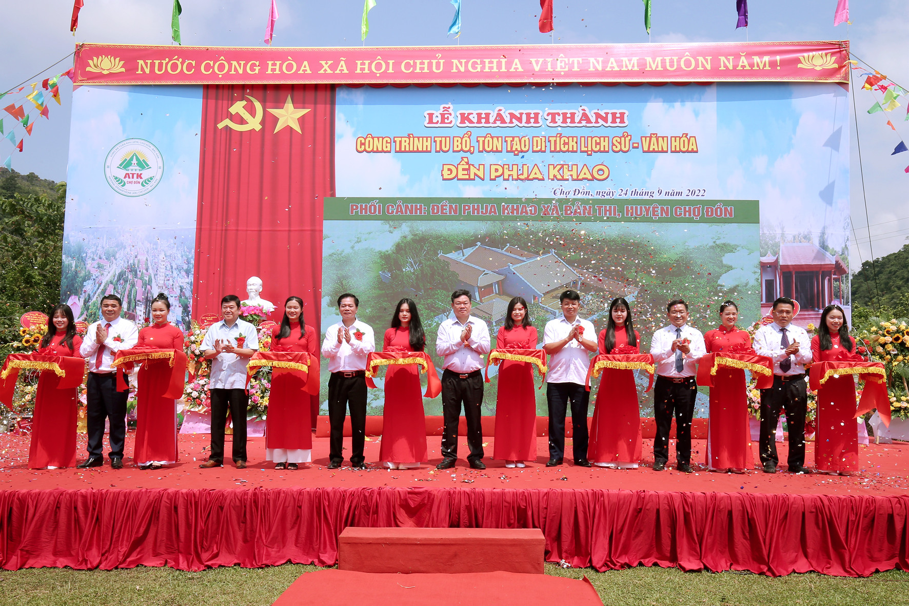 Đồng chí Hoàng Duy Chinh, Ủy viên BCH Trung ương Đảng, Bí thư Tỉnh ủy, Trưởng đoàn Đại biểu Quốc hội tỉnh cùng các đại biểu cắt băng khánh thành công trình.