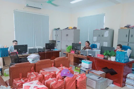 Cán bộ UBND huyện Bạch Thông sẵn sàng bước vào thời khắc lịch sử.