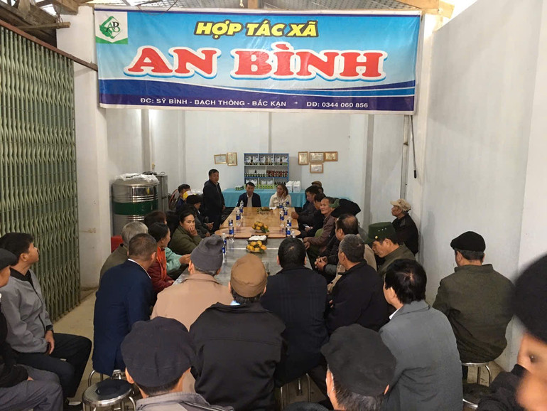 Đoàn đại biểu người có uy tín tỉnh Tuyên Quang thăm mô hình chế biến tinh dầu hồi tại xã Sỹ Bình, huyện Bạch Thông. z6118531796428-8c3af4ac0ccddbef3d8620624d5b670f.jpg