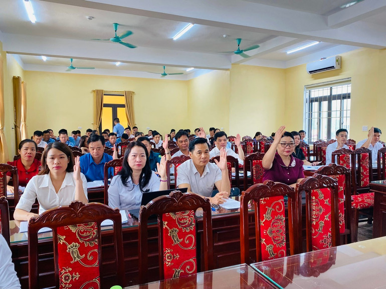 Đại biểu biểu quyết tại Hội nghị Ban Chấp hành Đảng bộ xã Na Rì, nhiệm kỳ 2025 - 2030. z6713796503356-d02483f23de3829fcef01444c1efa213.jpg