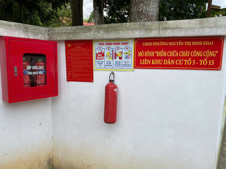 Tại các điểm chữa cháy công cộng thường được trang bị tối thiểu 02 bình bột chữa cháy và một số phương tiện, dụng cụ khác. z6208991137538-1d5c0a138222855714d27f721daaec07.jpg