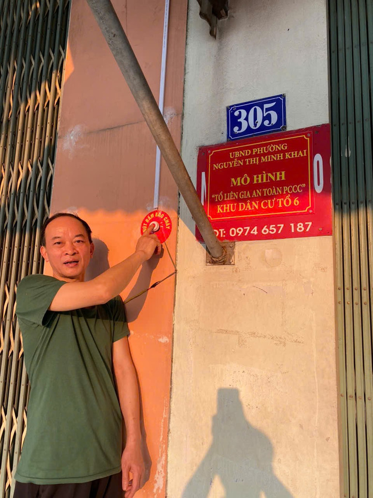 Thành viên Tổ liên gia an toàn PCCC tại tổ 6, phường Nguyễn Thị Minh Khai (thành phố Bắc Kạn) bấm thử chuông cảnh báo. z6208991220052-5cdf3f2b53e00da6e6eade855c65b892.jpg