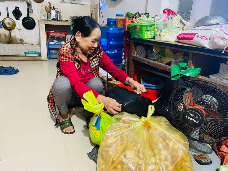 Bà Nông Thị Đào gấp quần áo khấp khởi chuẩn bị về quê ăn Tết. z6264709508328-da66f6bc973e96218c7deafdec7fdb06.jpg