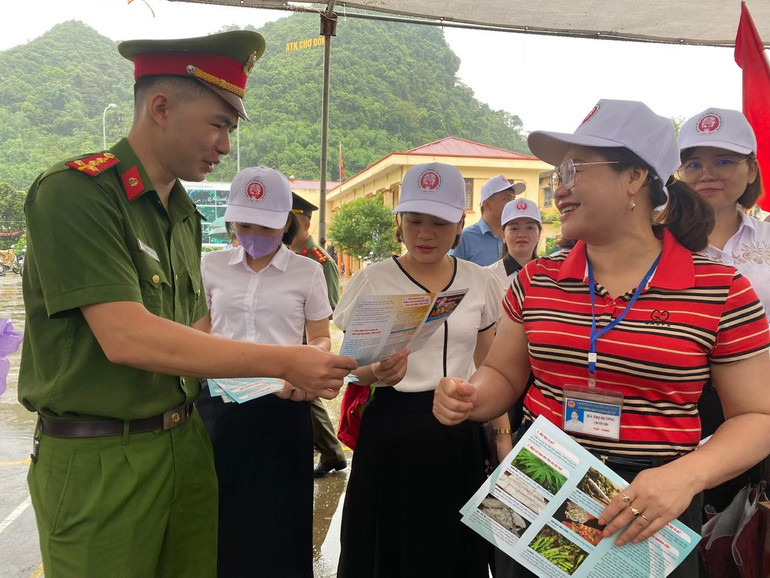 Phát tờ rơi tuyên truyền về phòng, chống ma túy tại huyện Chợ Đồn. z5717176682815_61abed7dcd55d0462117c761b8af430b.jpg