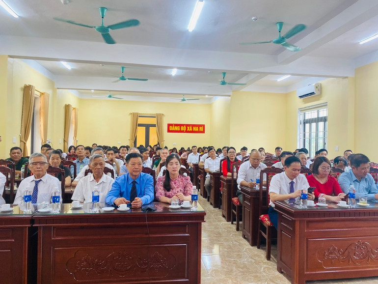 Các đại biểu xã Na Rì dự Lễ công bố sáp nhập đơn vị hành chính cấp tỉnh, cấp xã Thái Nguyên - Bắc Kạn tại điểm cầu trực tuyến. z6756712501502-ce5d7c1f0c00057e3cf9d8a5df4e9430.jpg