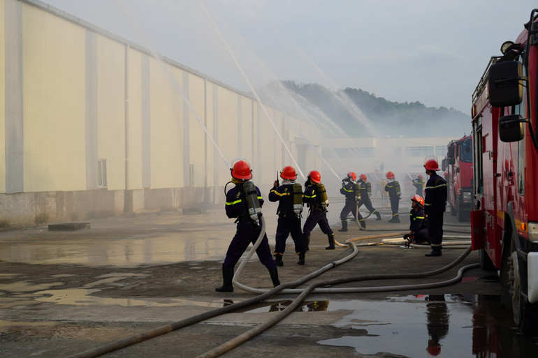 Lực lượng chữa cháy chuyên nghiệp triển khai phun nước dập tắt đám cháy. dsc02888.jpg
