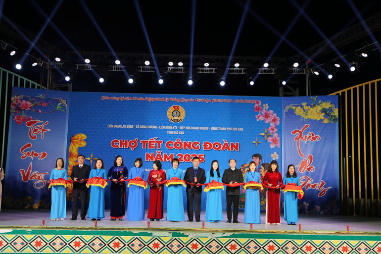 Các đại biểu cắt băng khai mạc “Chợ Tết Công đoàn năm 2025”. z6216841933201-c6aeeefdbaa1e4e24dcd8ef945ade65e.jpg