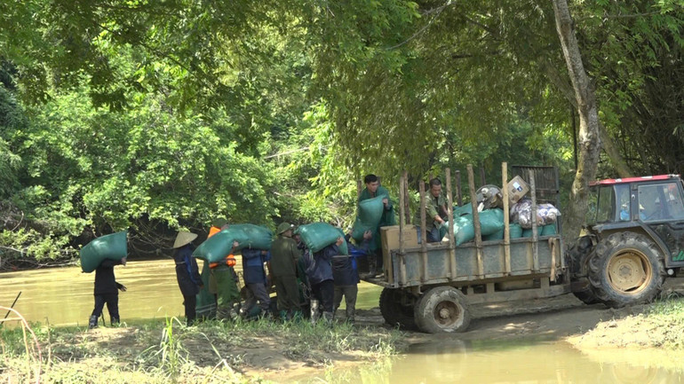 Diễn tập các lực lượng phối hợp giúp người dân sơ tán tài sản khi mưa lũ dâng cao. z5771769288407_278273806445eaab26fcee7665da57a3.jpg