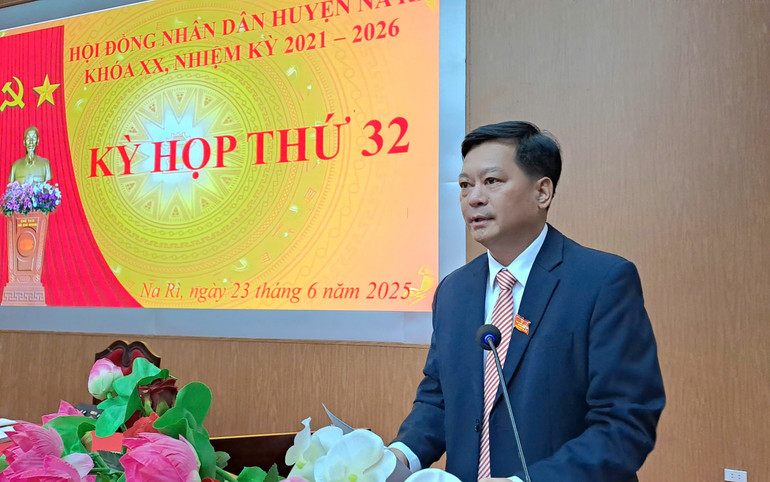 Đồng chí Nông Văn Nguyên, Tỉnh ủy viên, Bí thư Huyện ủy, Chủ tịch HĐND huyện Na Rì phát biểu tại kỳ họp. z6733628706062-4014562e70e0cad705cd9dd4775198c3.jpg