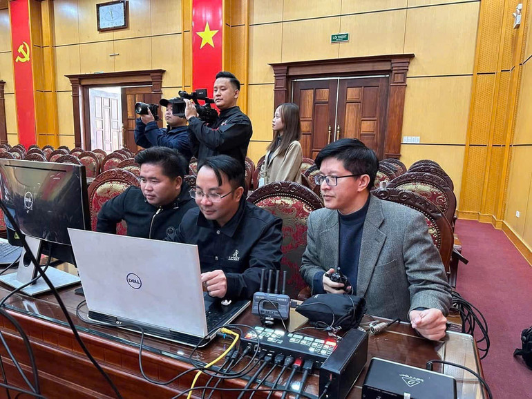 Phóng viên, CTV Báo Bắc Kạn tác nghiệp tại Chương trình gặp mặt kỷ niệm 80 năm Ngày thành lập QĐND Việt Nam tại Hội trường tỉnh. z6186851021892-907488ede1b1fb751ff82e0d14cb4f38.jpg