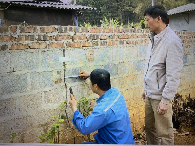 Tường của một hộ dân gần hố sụt bị nứt. z6482455843577-25321640968322bc239092236e001f90.jpg