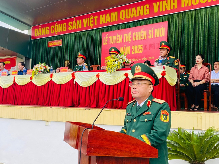 Thiếu tướng Ngô Hồng Thái, Phó Chủ nhiệm chính trị Quân khu 1 phát biểu chỉ đạo. z6670134160249-99390e26f75b287f1d59ec024e4a9122.jpg