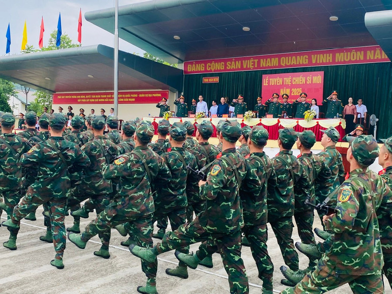 Duyệt đội ngũ. z6670132971922-6ecda182fc9e49ba554ce79e5f093b3f.jpg