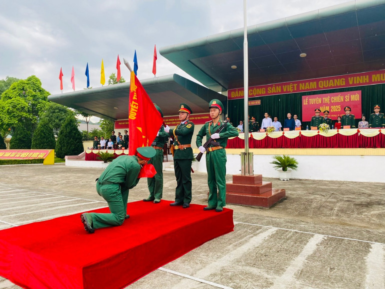 Nghi thức hôn Quân kỳ. z6670136981219-c2cda5ae26b0c8d066ad7b982d61c5dc.jpg