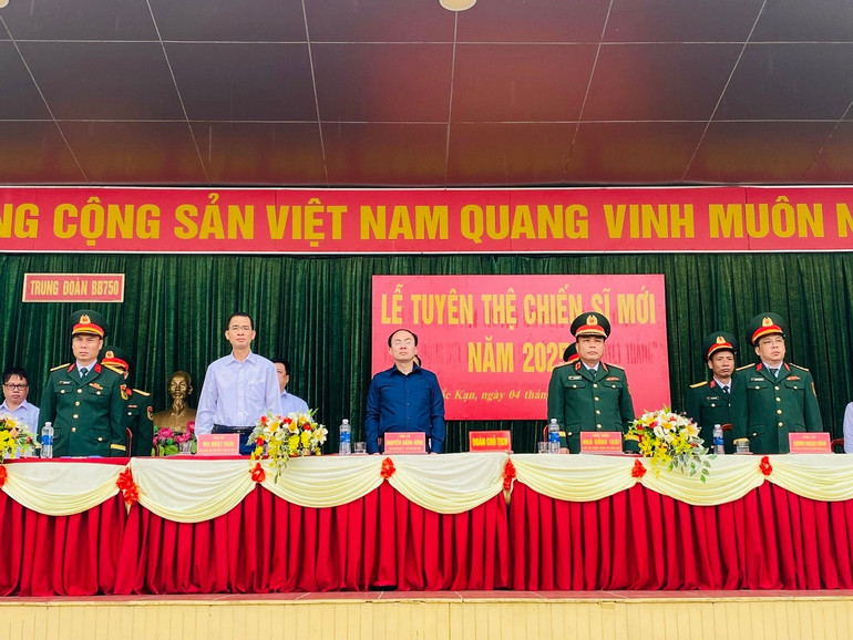 Đồng chí Nguyễn Đăng Bình, Phó Bí thư Tỉnh ủy, Chủ tịch UBND tỉnh, Chủ tịch Hội đồng Nghĩa vụ quân sự tỉnh dự Lễ tuyên thệ chiến sĩ mới. z6670141856696-26287857e70ca0cfb242631cee79ceae.jpg