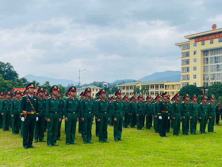 Sau Lễ tuyên thệ, 80 chiến sĩ mới chính thức được phong quân hàm Binh nhì, được nhận vũ khí để thực hiện nhiệm vụ bảo vệ Tổ quốc. z6670145853227-a19d62c509b7b834a90713b16edccd6e.jpg