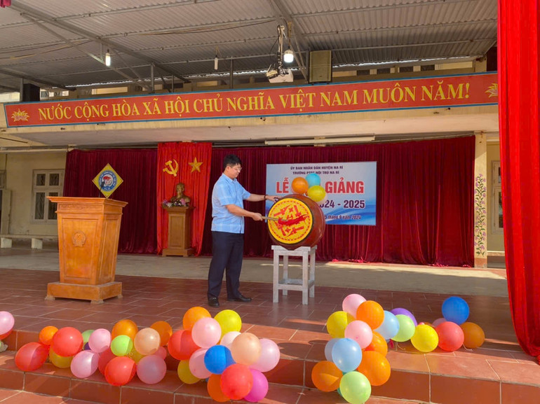 Ông Nông Quang Nhất, Phó Chủ tịch UBND tỉnh đánh hồi trống khai giảng năm học mới. Ông Nông Quang Nhất, Phó Chủ tịch UBND tỉnh đánh hồi trống khai giảng năm học mới.