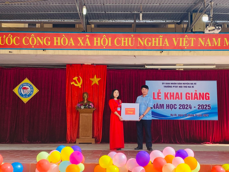 Phó Chủ tịch UBND tỉnh tặng quà cho nhà trường nhân dịp khai giảng năm học mới. Phó Chủ tịch UBND tỉnh tặng quà cho nhà trường nhân dịp khai giảng năm học mới.
