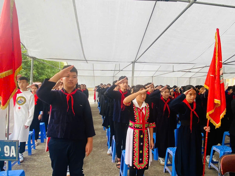 Lễ chào cờ tại Trường PTDT Nội trú Na Rì. Lễ chào cờ tại Trường PTDT Nội trú Na Rì.