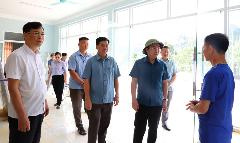 Chủ tịch UBND tỉnh Nguyễn Đăng Bình và lãnh đạo huyện Na Rì động viên cán bộ, nhân viên Trạm Y tế Quang Phong. IMG_4279.jpg