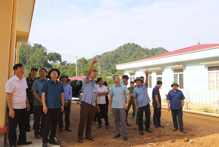 Chủ tịch UBND tỉnh Nguyễn Đăng Bình kiểm tra vị trí sạt lở sau trụ sở Công an xã Quang Phong. IMG_4245.jpg