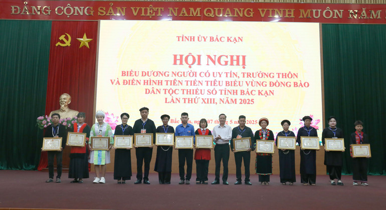 Đồng chí Đồng Văn Lưu, Phó Chủ tịch HĐND tỉnh trao Bằng khen cho người có uy tín, trưởng thôn, điển hình tiên tiến tiêu biểu. img-8604.jpg