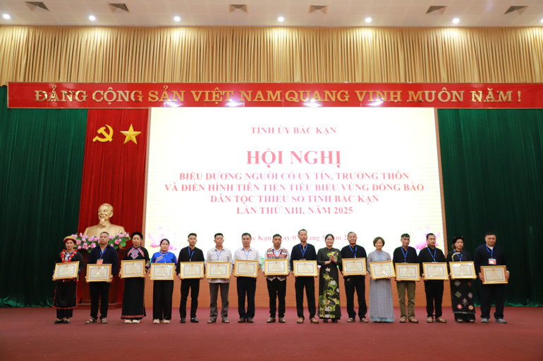 Đồng chí Hoàng Thu Trang, Ủy viên Ban Thường vụ, Phó Chủ tịch UBND tỉnh trao Bằng khen cho người có uy tín, trưởng thôn, điển hình tiên tiến tiêu biểu. img-9557.jpg
