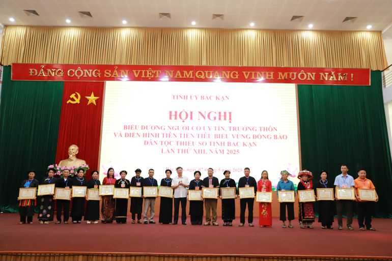 Đồng chí Phạm Duy Hưng, Ủy viên Ban Thường vụ, Trưởng ban Tuyên giáo và Dân vận Tỉnh ủy trao Bằng khen cho người có uy tín, trưởng thôn, điển hình tiên tiến tiêu biểu. img-9547.jpg