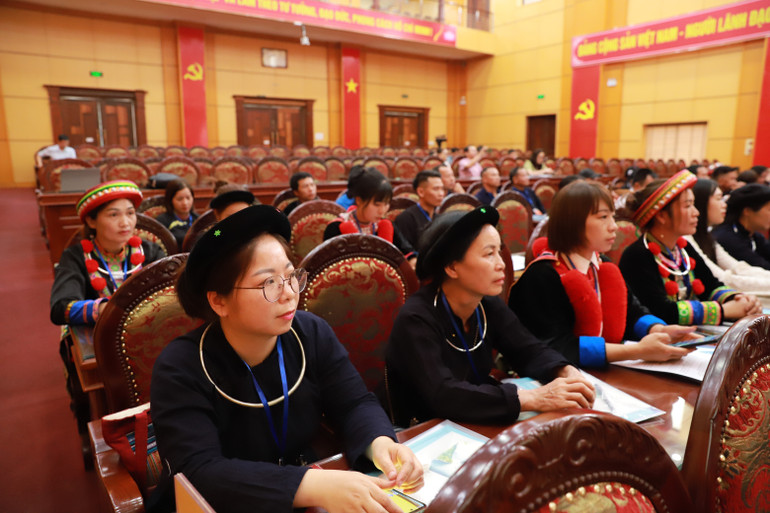 60 người có uy tín, trưởng thôn, điển hình tiên tiến tiêu biểu về dự hội nghị. img-9341.jpg