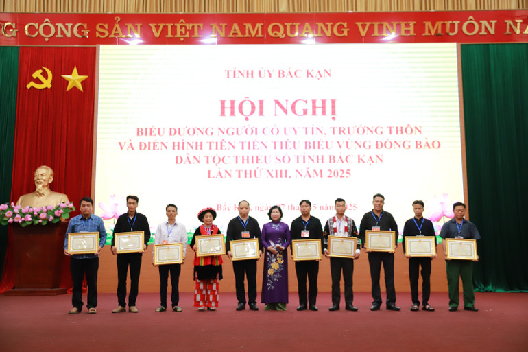 Đồng chí Phương Thị Thanh, Phó Bí thư Thường trực Tỉnh ủy, Chủ tịch HĐND tỉnh trao Bằng khen cho người có uy tín, trưởng thôn, điển hình tiên tiến tiêu biểu. img-9534.jpg