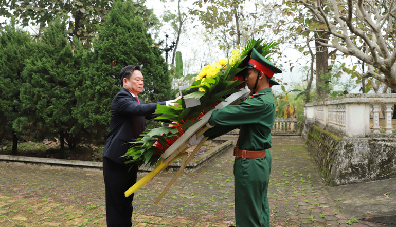Đồng chí Bí thư Tỉnh ủy chỉnh vòng hoa. img-0068.jpg