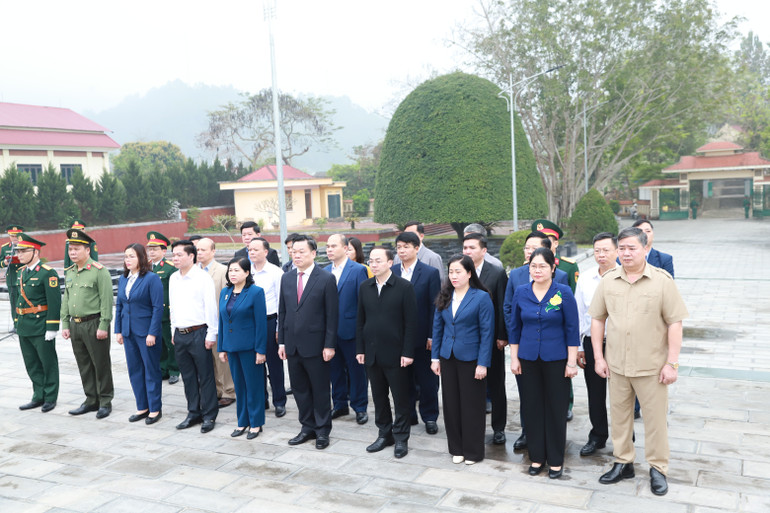 Trước anh linh các anh hùng liệt sĩ, Đoàn đại biểu lãnh đạo tỉnh nguyện hứa sẽ đoàn kết một lòng, vững bước dưới ngọn cờ lãnh đạo của Đảng. img-9908.jpg