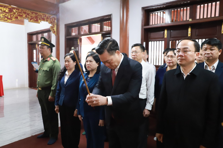 Đoàn đại biểu lãnh đạo tỉnh dâng hương viếng Chủ tịch Hồ Chí Minh tại Khu Di tích lịch sử Nà Tu. img-9805.jpg