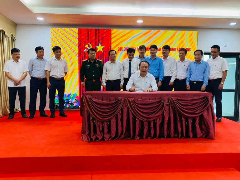 Đồng chí Phan Quý Phúc, Phó Tổng biên tập Báo Bắc Kạn ký kết Quy chế phối hợp chỉ đạo công tác tuyên truyền nhiệm vụ quốc phòng - quân sự địa phương giữa Cục Chính trị Quân khu với báo, đài 06 tỉnh. z5965340954814-51bdcb5a6e232d67df25a9279da36f6c-543-5714.jpg