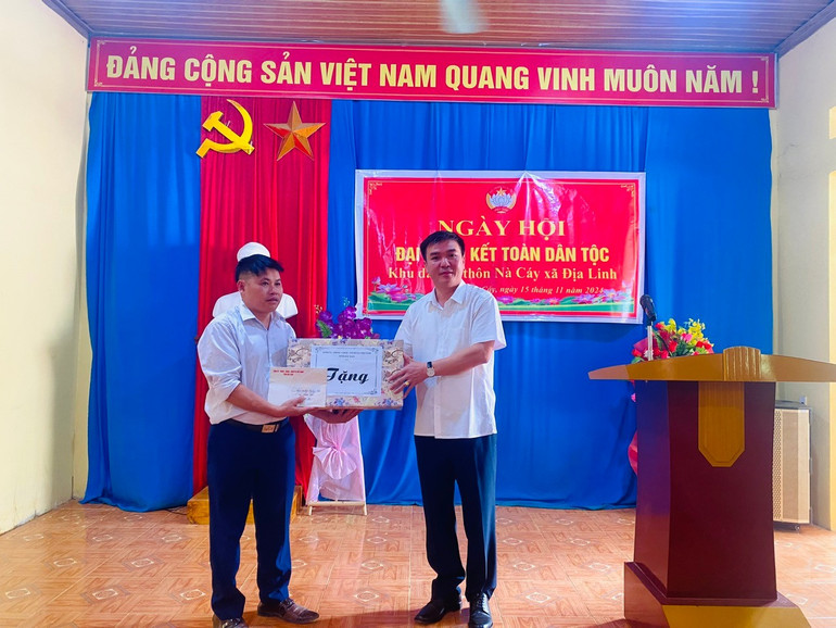 Thay mặt Tỉnh ủy, HĐND, UBND, Ủy ban MTTQ Việt Nam tỉnh, đồng chí Hà Sỹ Huân, Phó Trưởng đoàn Đoàn đại biểu Quốc hội chuyên trách tỉnh Bắc Kạn tặng quà cho thôn Nà Cáy./. z6034214348627-d4014c8a72eff67734ebcc889d922d69.jpg